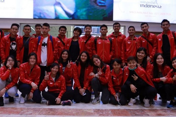 Tim Kejuaraan Dunia Junior Indonesia berfoto di Bandara Soekarno Hatta sebelum bertolak ke Bilbao, Spanyol, Sabtu (29/10/2016).