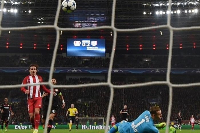 Proses gol penyerang Atletico Madrid, Antoine Griezmann, ke gawang Bayer Leverkusen yang dikawal Bernd Leno dalam partai Liga Champions di Stadion Bay Arena, Leverkusen, 21 Februari 2017.