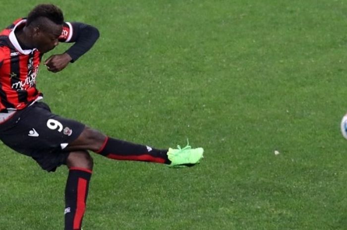 Striker OGC Nice, Mario Balotelli, beraksi menembak tendangan penalti yang menghasilkan gol dalam partai Ligue 1 melawan Bordeaux di Stadion Allianz Riviera, Nice, 2 April 2017.