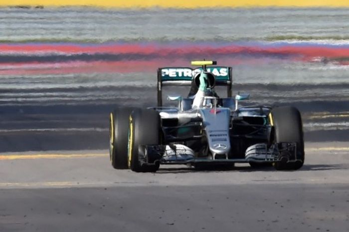Pebalap Mercedes asal Jerman, Nico Rosberg, memacu mobil pada balapan GP Rusia di Sochi Autodrom, Minggu (1/5/2016).