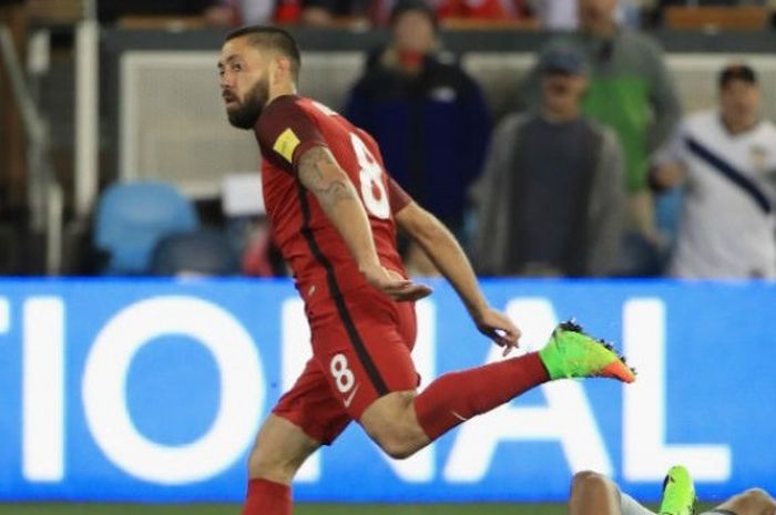 Pemain Amerika Serikat, Clint Dempsey, mencetak gol untuk timnya saat melawan Honduras pada babak kualifikasi Piala Dunia 2018 di Avaya Stadium, San Jose, Sabtu (25/3/2017) WIB. 