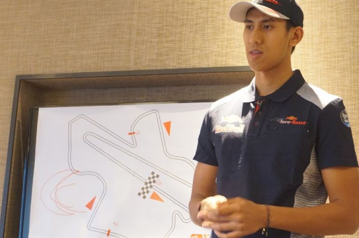 Sean Gelael menjelaskan tantangan di Sirkuit Sepang melalui sebuah peta di Hotel Sama Sama, Sepang, satu hari menjelang FP 1 GP Malaysia atau Kamis (29/9/2017).