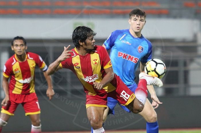 Aksi winger asal Indonesia, Ilham Udin Armaiyn (18), saat membela Selangor FA kala menjamu PKNS dalam lanjutan Liga Super Malaysia 2018 di Stadion Cheras, Rabu (6/6/2018)