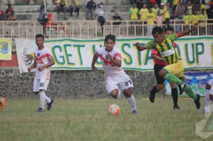 Pemain Persis (putih) saat dijamu pilar Persip di Stadion Hoegeng, Pekalongan, Minggu (28/8/2016) sore. 