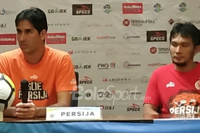 Pelatih dan pemain Persija Jakarta, Stefano Cugurra serta Michael Orah saat memberikan keterangan pers pasca laga kontra Persela Lamongan, Selasa (20/11/2018).