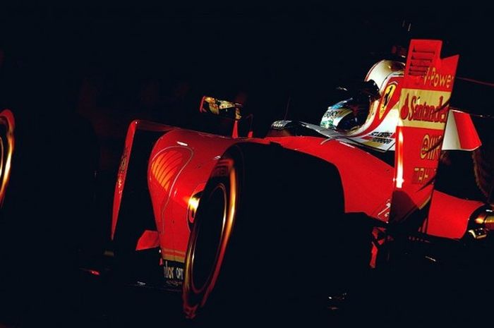 Pebalap tim Ferrari asal Jerman, Sebastian Vettel, membesut mobil Scuderia Ferrari SF16-H Ferrari 059/5 turbo (Shell GP) di Sirkuit Yas Marina, Uni Emirat Arab, pada gelaran GP Abu Dhabi, 27 November 2017.