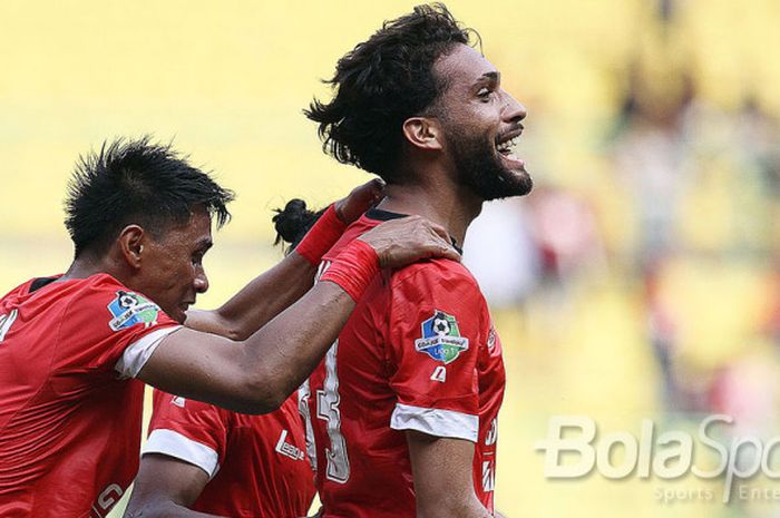 Willian Pacheco (kanan) merayakan gol bersama rekan-rekannya dalam pertandingan melawan Perseru Serui.