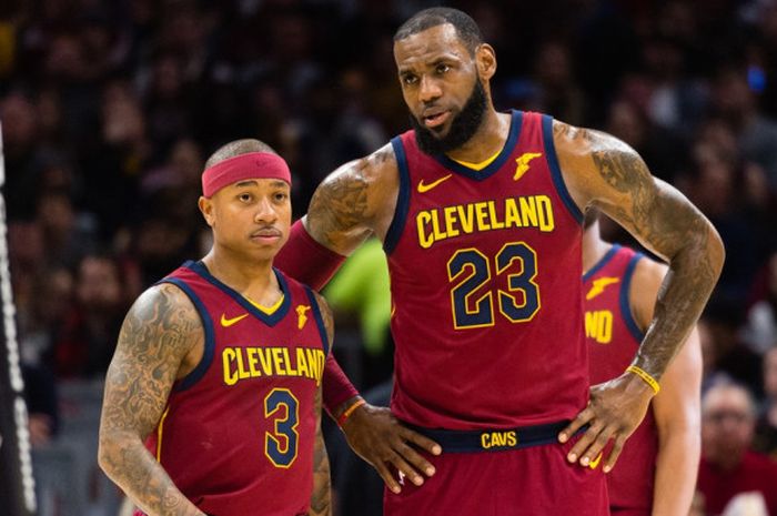 Dua pebasket Cleveland Cavaliers, Isaiah Thomas (kiri, #3), dan LeBron James berdiskusi saat menjalani laga lanjutan musim reguler NBA 2017-2018 dengan melawan Portland Trail Blazers di Quicken Loans Arena, Cleveland, Selasa (2/1/2018) malam waktu setempat atau Rabu pagi WIB. Cavaliers menang 127-110.