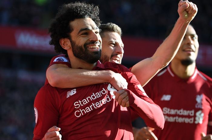 Penyerang Liverpool FC, Mohamed Salah (kiri), merayakan golnya bersama Adam Lallana dalam laga Liga Inggris melawan Cardiff City di Stadion Anfield, Liverpool pada 27 Oktober 2018.