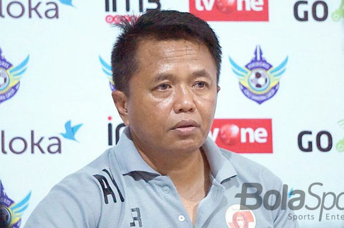 Pelatih Perseru, Agus Yuwono memberi keterangan kepada awak media selepas laga, Rabu (18/10/2017) di Stadion Petrokimia Gresik.