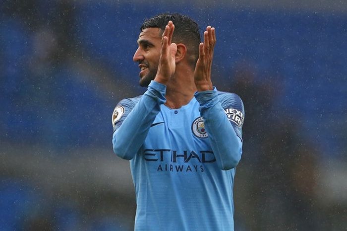 Penyerang Manchester City, Riyad Mahrez, bertepuk tangan untuk suporter seusai laga Liga Inggris kontra Cardiff City di Stadion Cardiff City, Cardiff, Wales pada 22 September 2018.