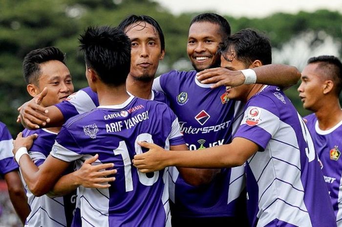 Gelandang Persik Kediri, Abdul Abanda Rahman (ketiga dari kanan), merayakan gol bersama rekan setimnya saat melawan Perssu Sumenep dalam laga perdana Liga 2 yang berakhir dengan skor 4-0 di Stadion Brawijaya Kediri Jawa Timur, (27/04/2017) Kamis sore.