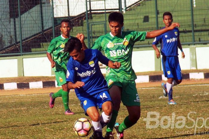 Pemain Persib,U-19, Asep Saeful Mumin berebut bola dengan pemain Bhayangkara FC U-19 di Stadion Siliwangi,Bandung,Sabtu (26/8/2017).