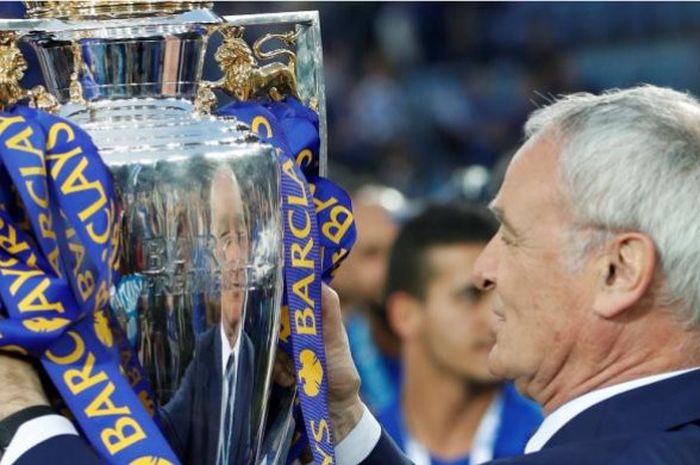Trofi Liga Inggris saat dipegang Claudio Ranieri, pelatih Leicester City di musim 2015-2016.