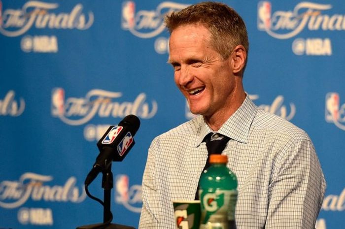 Pelatih kepala Golden State Warriors, Steve Kerr, saat menjalani sesi konferensi pers seusai pertandingan gim keenam seri final NBA 2016 yang digelar di markas Cleveland Cavaliers, Quicken Loans Arena, Kamis (16/6/2016) malam waktu setempat atau Jumat pagi WIB. Pada laga itu, Warriors kalah 101-115 dari Cavaliers.