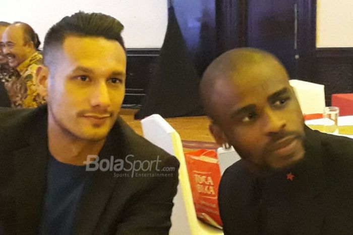 Raphael Maitimo dan Gregory Junior Nwokolo dalam acara peluncuran tim Madura United di Hotel Shangrila, Surabaya pada Rabu (10/1/2018).