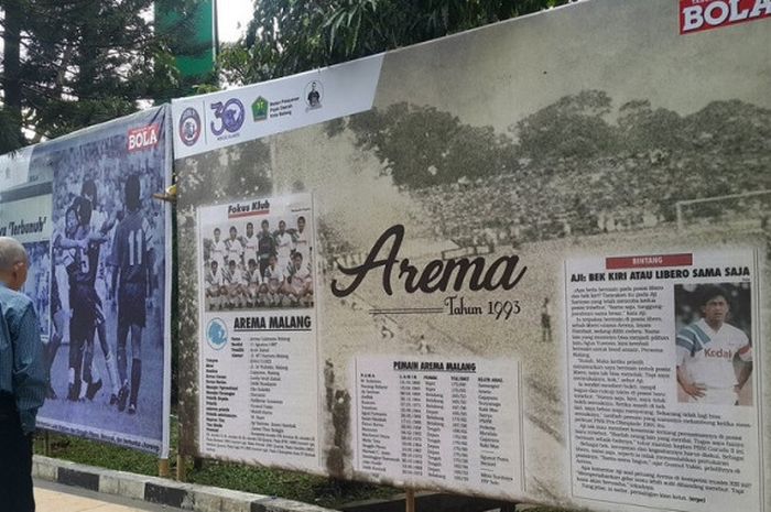Wallpaper Arema di depan kantor Arema FC .