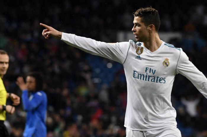   Megabintang Real Madrid, Cristiano Ronaldo, melakukan selebrasi seusai menjebol gawang Getafe pada laga Liga Spanyol di Santiago Bernabeu, Sabtu (3/3/2018)  