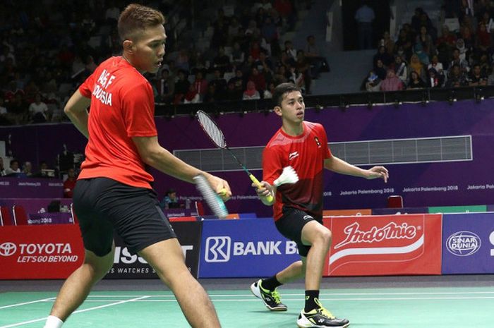 Pasangan ganda putra Indonesia, Fajar Alfian/Muhammad Rian Ardianto, mengembalikan kok dari lawan mereka, Manu Attri/Sumeeth Buss (India), pada laga partai keempat perempat final beregu putra Asian Games 2018 di Istora Senayan, Jakarta, Senin (20/8/2018).