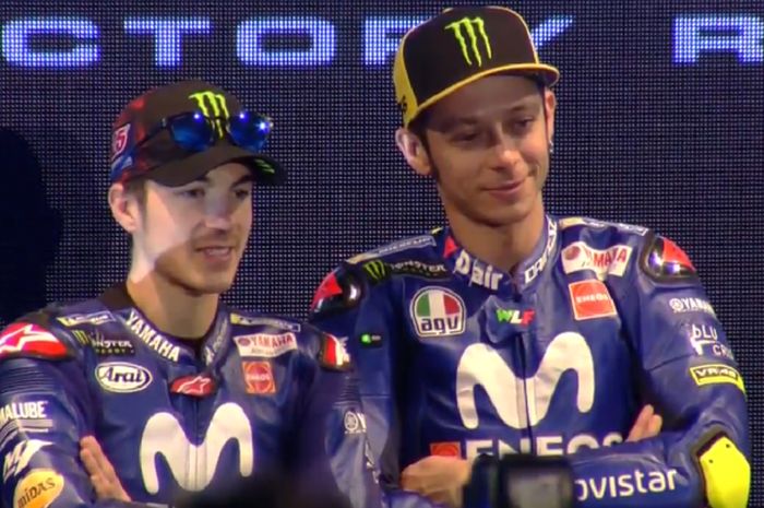 Maverick Vinales dan Valentino Rossi saat acara presentasi tim Yamaha MotoGP di Madrid, Spanyol, Rabu (24/1/2018).