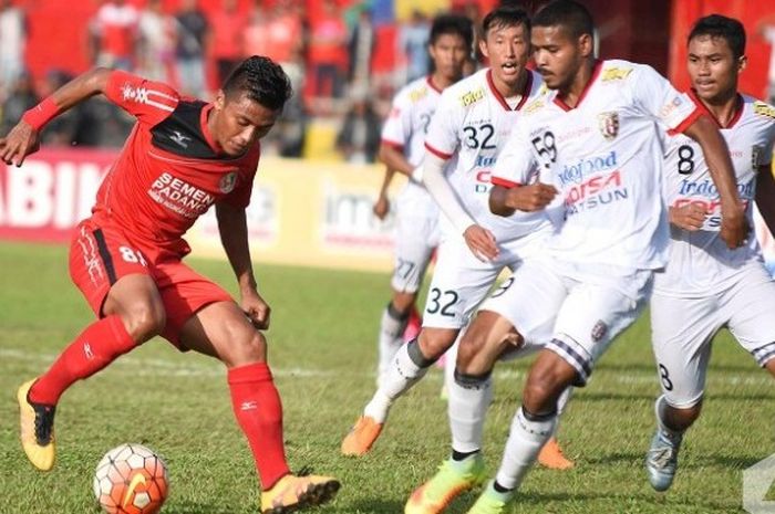 Aksi gelandang Semen Padang, Irsyad Maulana, pada laga kontra Bali United di Stadion H Agus Salim, Senin (3/10/2016).