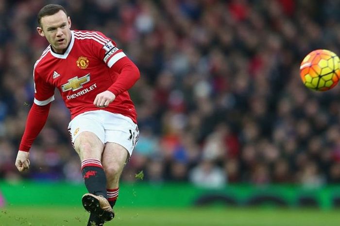 Penyerang dan kapten Manchester United, Wayne Rooney, melepaskan tembakan dalam duel lawan Southampton, 23 Januari 2016.