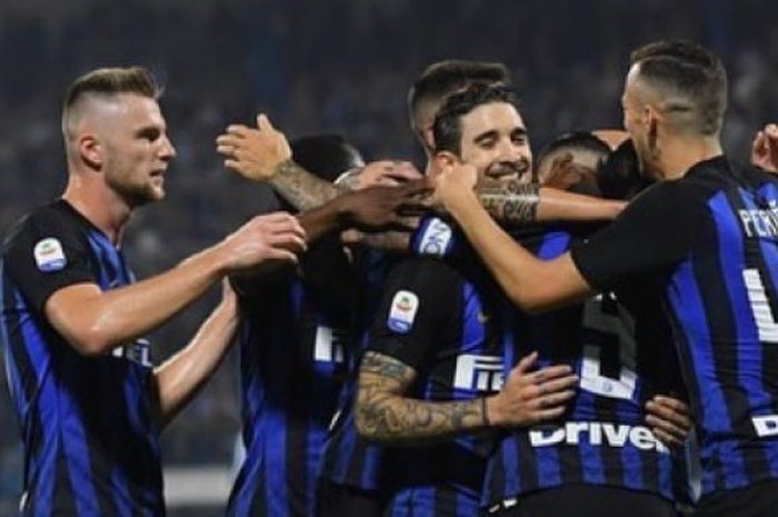 Bek Inter Milan Sime Vrsaljko (tengah) merayakan kemenangan bersama rekan-rekannya dalam laga Liga Italia kontra SPAL, Minggu (7/20/2018) di Stadion Paolo Mazza,Ferrara.