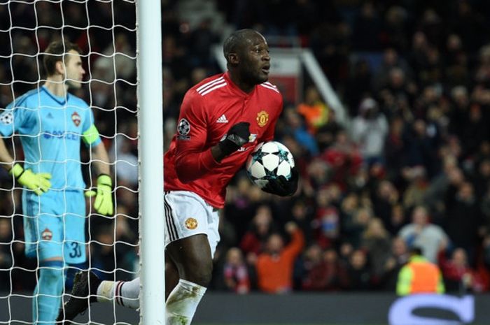 Striker Manchester United, Romelu Lukaku, merayakan gol yang dia cetak ke gawang CSKA Moskva dalam laga Grup A Liga Champions di Stadion Old Trafford, Manchester, Inggris, pada 5 Desember 2017.