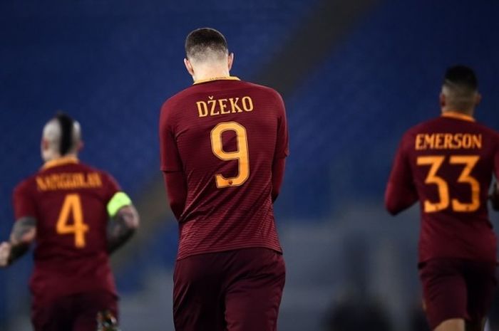 Penyerang AS Roma, Edin Dzeko (tengah), merayakan gol yang dia cetak ke gawang Chievo dalam laga Serie A di Stadion Olimpico, Roma, Italia, 22 Desember 2016.