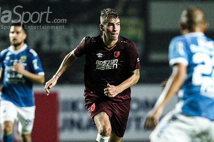 Gelandang PSM Makassar, Wiljan Pluim, saat tampil melawan Persib Bandung pada pekan kesepuluh Liga 1