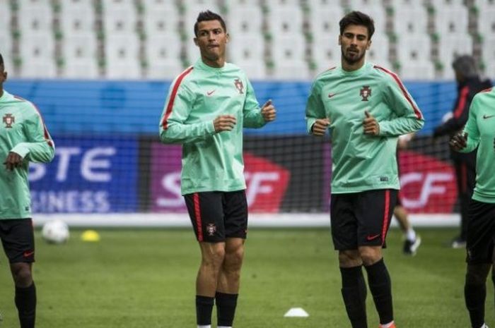 Kapten Portugal, Cristiano Ronaldo (kedua dari kiri), berlatih berdekatan dengan Andre Gomes di Geoffroy-Guichard Stadium, St. Etienne, 13 Juni 2016.