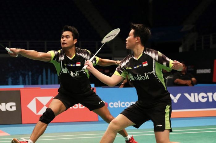 Pasangan ganda campuran nasional Indonesia, Tontowi Ahmad/Liliyana Natsir, saat melakoni laga melawan Liao Min Chun/Chen Hsiao Huan (Taiwan) pada babak kesatu Malaysia Open 2018 di Axiata Arena, Bukit Jalil, Kuala Lumpur, Malaysia, Selasa (26/6/2018).