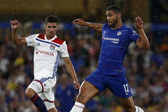 Ruben Loftus-Cheek berusaha melewati hadangan pemain Olympique Lyon pada pertandingan pramusim ajang International Champions Cup 2018 di Stamford Bridge, Selasa (7/8/2018).