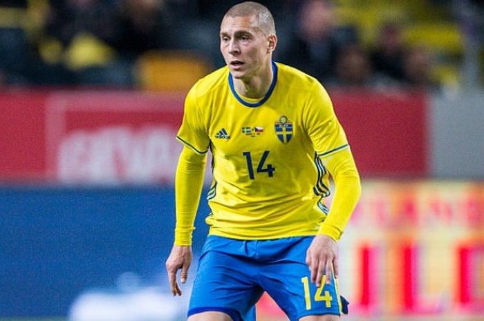 Pemain Swedia, Victor Lindelof, beraksi dalam laga persahabatan kontra Republik Ceska di Friends Arena, Solna, 29 Maret 2016.