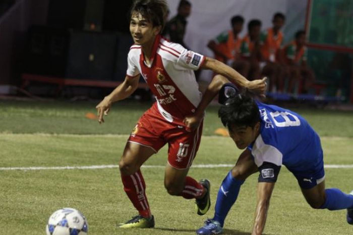 Pemain asing Home United asal Korea Selatan Song Ui-young (kanan) saat berduel dengan pemain Phnom P