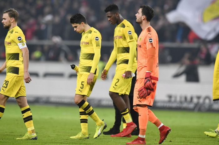 Para pemain Borussia Dortmund terlihat lesu setelah takluk dari Stuttgart dalam lanjutan Liga Jerman 2017-2018 di Stadion Mercedes Benz Arena, Stuttgart, Jerman, pada Jumat (17/11/2017).