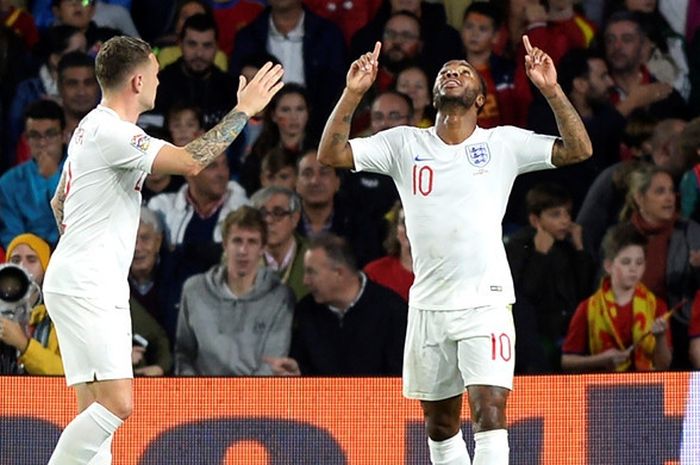 Penyerang Inggris, Raheem Sterling (kanan), merayakan gol yang dicetak ke gawang Spanyol dalam laga UEFA Nations League di Stadion Benito Villamarin, Seville, Spanyol pada 15 Oktober 2018.