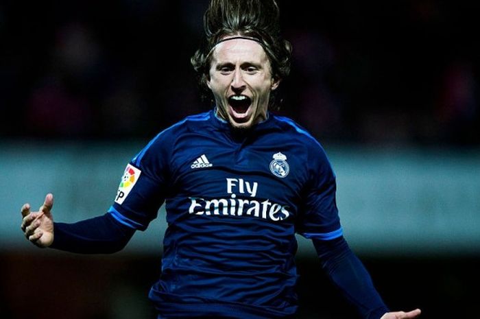 Gelandang Real Madrid, Luka Modric, selebrasi usai mencetak gol ke gawang Granada pada Minggu (7/2/2016)