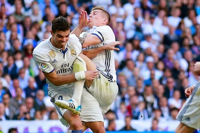 Bek Real Madrid, Pepe (kiri), bertubrukan dengan rekan setimnya, Toni Kroos, saat melawan Atletico Madrid dalam laga lanjutan Liga Spanyol 2016-2017 di Stadion Santiago Bernabeu, Madrid, pada 8 April 2017.
