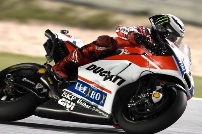 Pebalap Ducati, Jorge Lorenzo, memacu motor saat menjalani sesi latihan bebas ketiga MotoGP Qatar di Sirkuit Losail, Jumat (24/3/2017) malam waktu setempat atau Sabtu dini hari WIB.