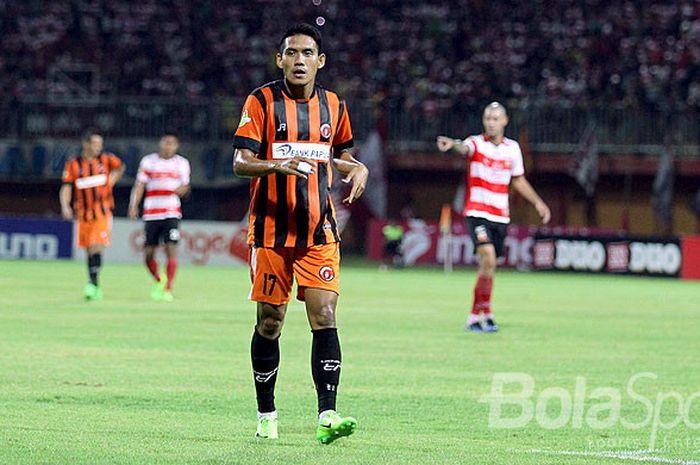 Bek Perseru Serui, Mochammad Zaenuri saat tampil melawan Madura United dalam laga lanjutan Liga 1 di Stadion Gelora Ratu Pamellingan Pamekasan, Jawa Timur, Senin (08/05/2017) sore.