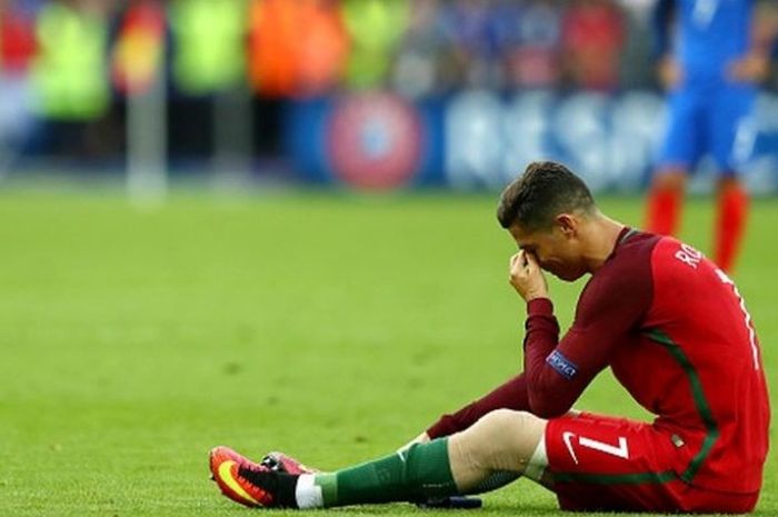 Kapten Portugal, Cristiano Ronaldo, mengalami cedera dalam pertandingan final Piala Eropa kontra Prancis di Stade de France, Saint-Denis, Prancis, 10 Juli 2016.