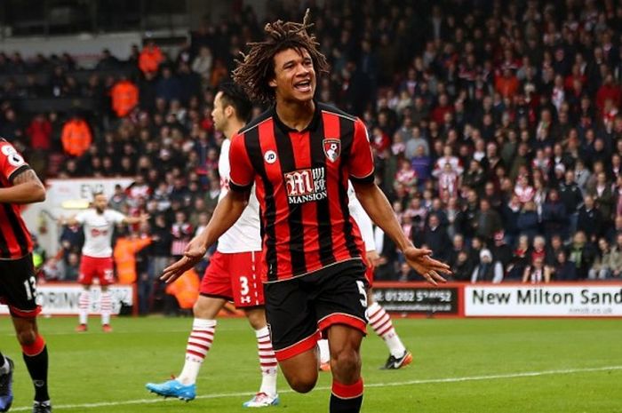 Bek Bournemouth, Nathan Ake, merayakan gol yang dia cetak ke gawang Southampton dalam laga Premier League di Stadion Vitality, Bournemouth, Inggris, 18 Desember 2016.