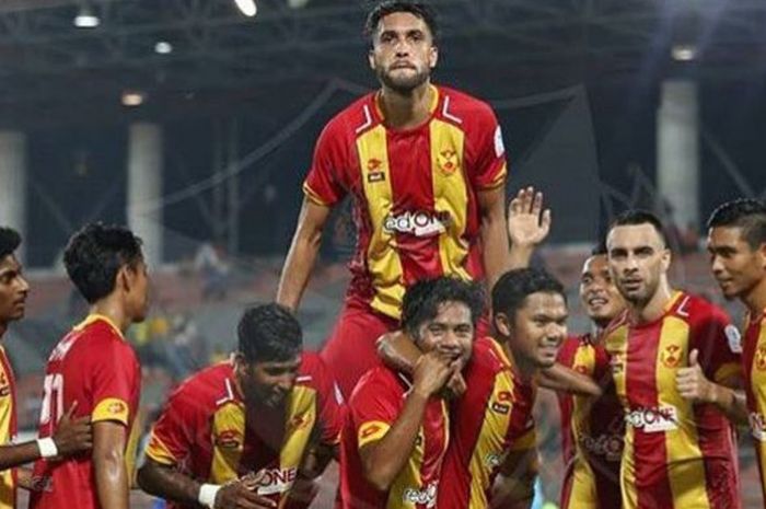Kegembiraan para pemain Selangor FA seusai mencetak gol ke gawang MOF FC pada putaran kedua Piala FA Malaysia 2018 di Stadion Cheras, Kuala Lumpur, Minggu (4/3/2018).