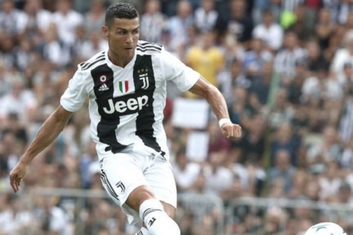  Megabintang sepak bola, Cristiano Ronaldo, melakukan laga perdana bersama Juventus melawan tim yunior di Villar Perosa, Minggu (12/8/2018). 