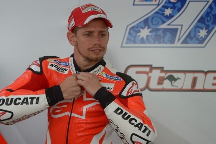 Pebalap penguji Ducati asal Australia, Casey Stoner, mengancingkan bajunya sebelum turun pada tes pramusim pertama di Sirkuit Sepang, Malaysia, Selasa (2/2/2016).