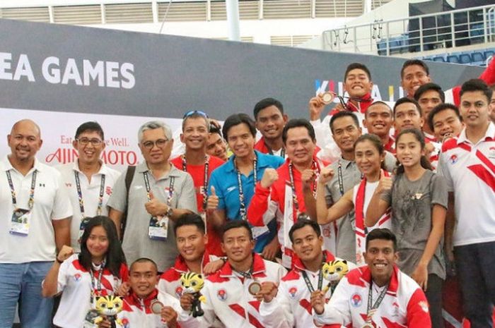 Tim polo air putra Indonesia berpose dengan medali perak pada SEA Games 2017 yang National Aquatic Center, Bukit Jalil, Minggu (20/8/2017).