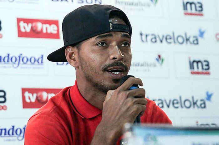 Bali United, Hasyim Kipuw, berbicara kepada media saat jumpa pers di Graha Persib, Kota Bandung, Rabu (20/9/2017).
