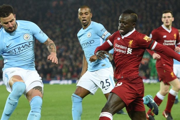  Gelandang Liverpool FC, Sadio Mane (kanan), berduel dengan bek Manchester City, Kyle Walker (kiri), dalam laga Liga Inggris di Stadion Anfield, Liverpool, pada 14 Januari 2018. 