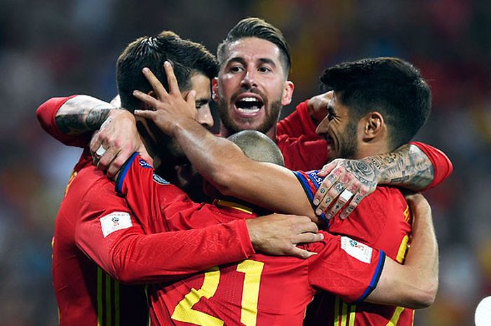 Pemain timnas Spanyol merayakan gol yang dicetak striker Alvaro Morata (kiri) dalam laga Kualifikasi Piala Dunia 2018 melawan Italia di Stadion Santiago Bernabeu, Madrid, Spanyol, pada 2 September 2017.
